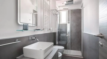 Salle de bain avec cabine de douche