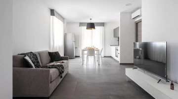 Salon avec télévision et canapé dans un appartement