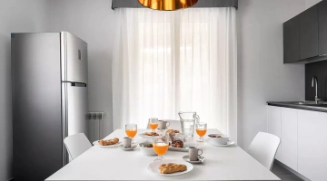 Cuisine équipée avec table