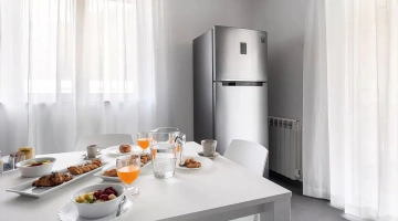 Table et réfrigérateur dans un appartement