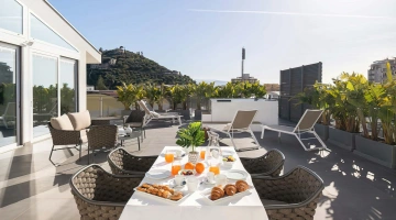 Table dressée pour le petit-déjeuner sur la terrasse