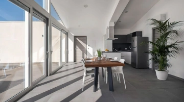 Salle à manger lumineuse dans un appartement