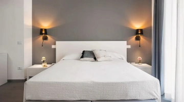 Détail du mobilier d'une chambre double