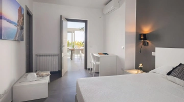 Chambre avec bureau et climatisation