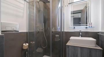 Salle de bain avec cabine de douche