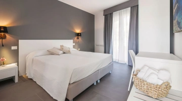 Détail du mobilier d'une chambre double