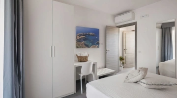 Détail du mobilier de la chambre avec armoire et climatisation