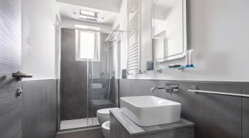 Salle de bains moderne avec cabine de douche