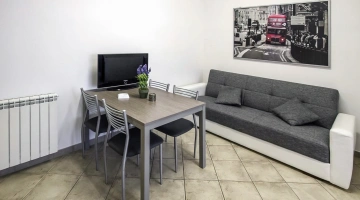 Wohnzimmer mit Tisch und Fernseher