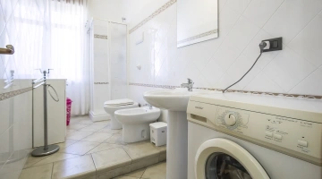 Badezimmer mit Waschmaschine