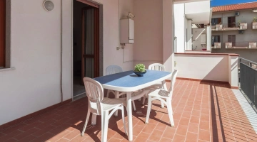 Möblierter Balkon einer Wohnung