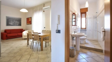 Wohnzimmer und Badezimmer in der Wohnung