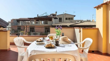 Terrasse mit Stadtblick in einer Zweizimmerwohnung