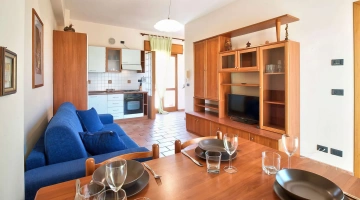 Wohnzimmer mit Küche in einer Zweizimmerwohnung