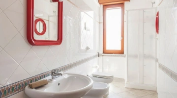 Badezimmer mit Dusche und Fenster