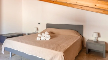 Doppelbett im Dachzimmer