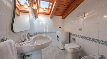 Dachgeschossbadezimmer mit Waschmaschine