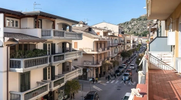 Blick auf die Stadt von einer Terrasse