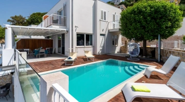 Piscine extérieure avec solarium