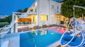 Vue du soir sur l'espace extérieur avec piscine