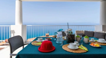 Table dressée en extérieur pour le petit-déjeuner