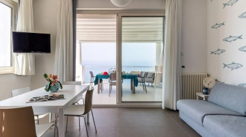 Salon avec canapé et table