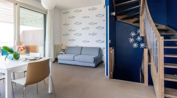 Salon et escalier intérieur