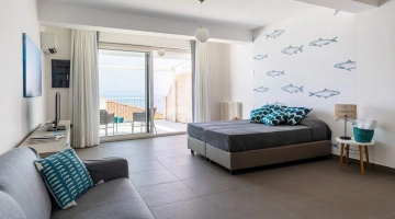 Chambre double avec balcon et télévision