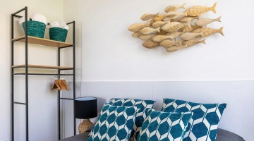 Détail du mobilier d'une chambre double