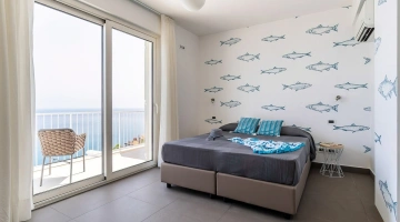 Chambre avec lit double et balcon