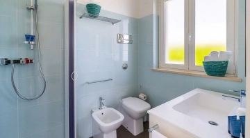 Salle de bain avec douche