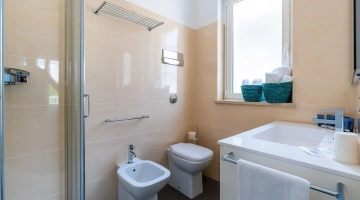 Salle de bain avec cabine de douche