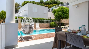 Schwimmbad und Essbereich im Freien