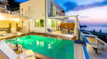 Abendlicher Blick auf das Schwimmbad