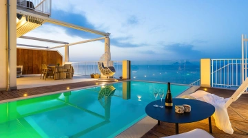 Detailansicht des Schwimmbads mit Panoramablick