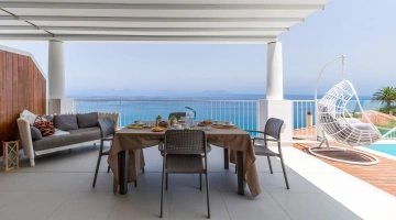 Essbereich mit Panoramablick