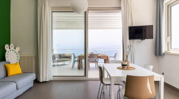 Wohnzimmer mit Tisch und Fernseher