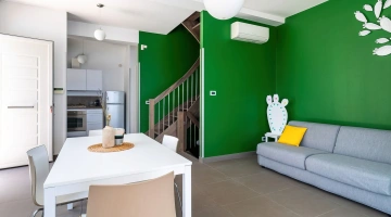 Wohnbereich mit Tisch und Sofa