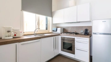 Küche mit allen notwendigen Geräten ausgestattet