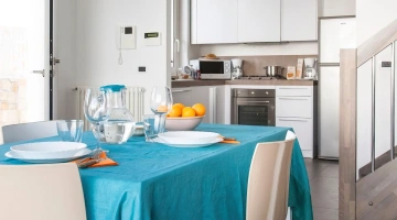 Tisch decken und Küche