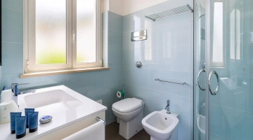 Badezimmer mit Duschkabine