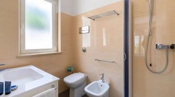 Badezimmer mit Dusche und Fenster