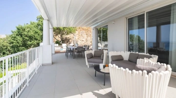 Espace extérieur avec salon et table