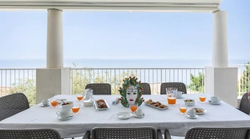 La table est mise pour le petit-déjeuner