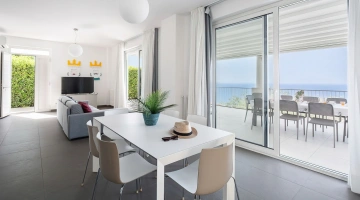 Salon avec table et canapé