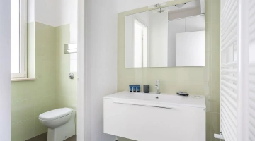 Salle de bains avec fenêtre