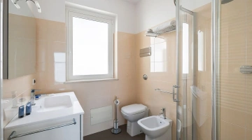 Salle de bain avec cabine de douche