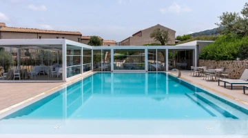 Grande piscine avec solarium