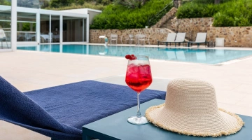 Cocktails au bord de la piscine