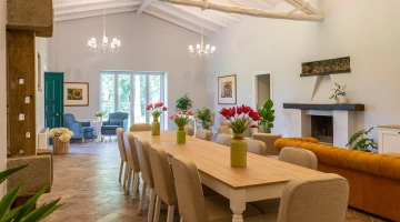 Pièce commune avec table et canapé